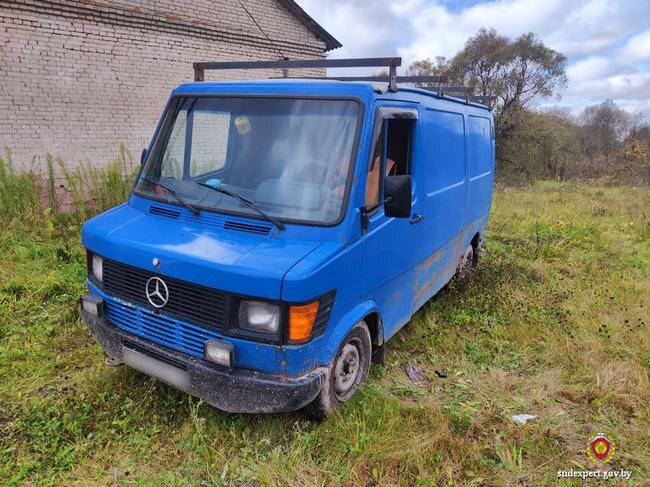 И Mercedes-Benz 208D, и ВАЗ-21053 меньше всего ожидали, что станут на старости лет объектом угона. Источник: sudexpert.gov.by