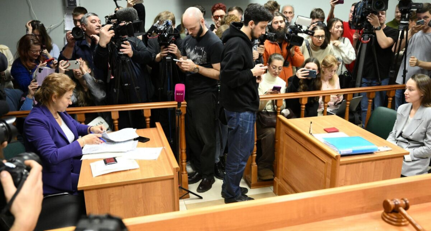    Адвокат покупательницы квартиры певицы Ларисы Долиной Полины Лурье Светлана Свириденко и адвокат певицы Ларисы Долиной Мария Пухова на рассмотрении иска о выселении Долиной из квартиры в Московском городском суде | © РИА Новости / Владимир Астапкович