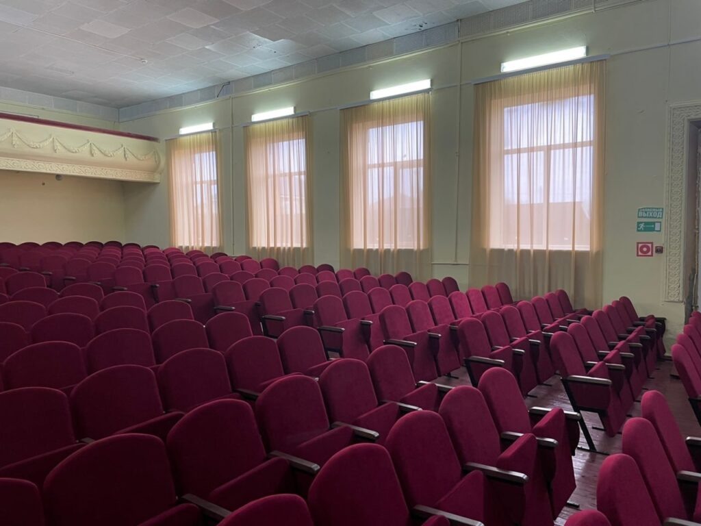     новые кресла в зале Краснокрым­ского СДК, Ирина