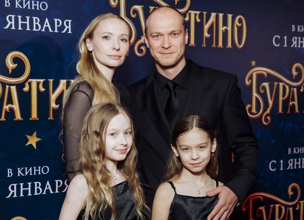    Марк Эйдельштейн, Юра Борисов и Анна Шевчук с дочерьми: премьера "Буратино" в Москве