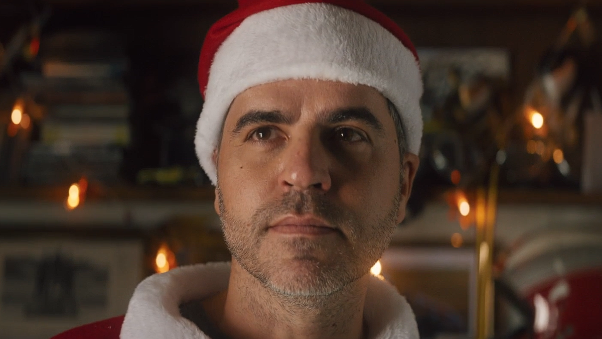 Сальве приходится примерить костюм Санта Клауса