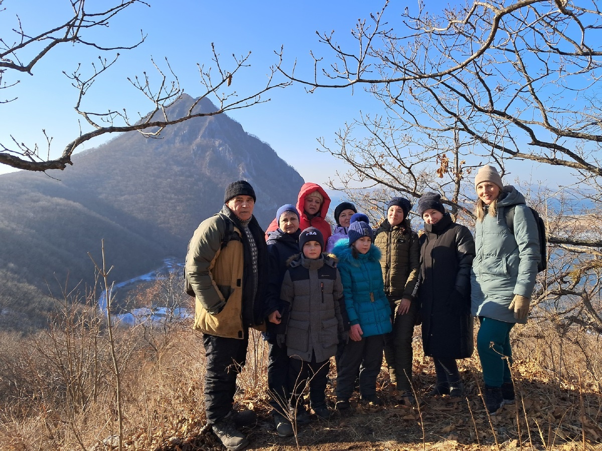 фото автора. За нами гора Сестра. а мы на сопке Племянник. На фото наш проводник Трофименко В.В. 