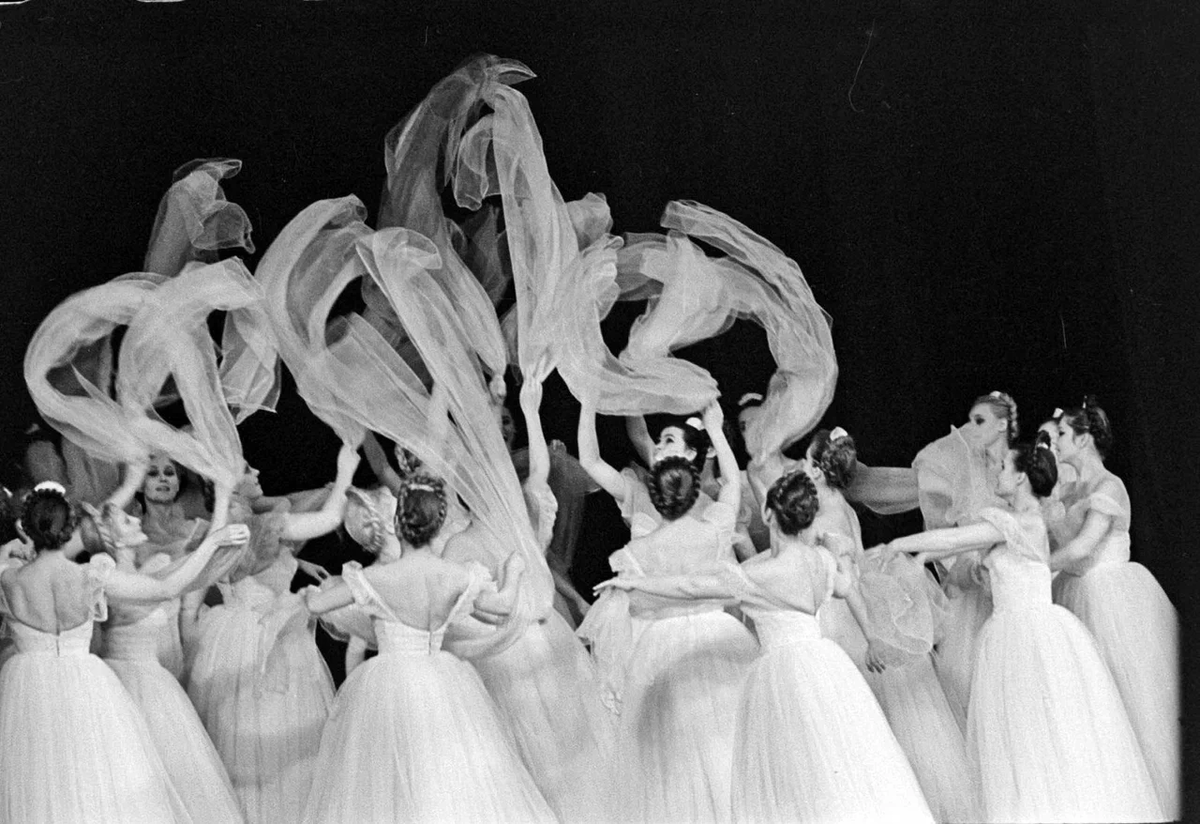Гранов Н.Г. Государственный хореографический ансамбль «Березка». Выступает на сцене конкретного зала им. П.И. Чайковского. Из фондов Музея музыки.