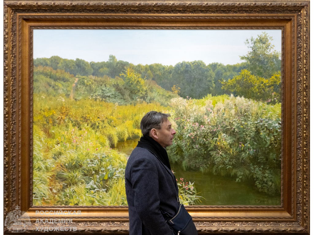 Гости выставки «Лавандовое море» Олега Путнина в РАХ. Фото: Виктор Берёзкин, пресс-служба РАХ