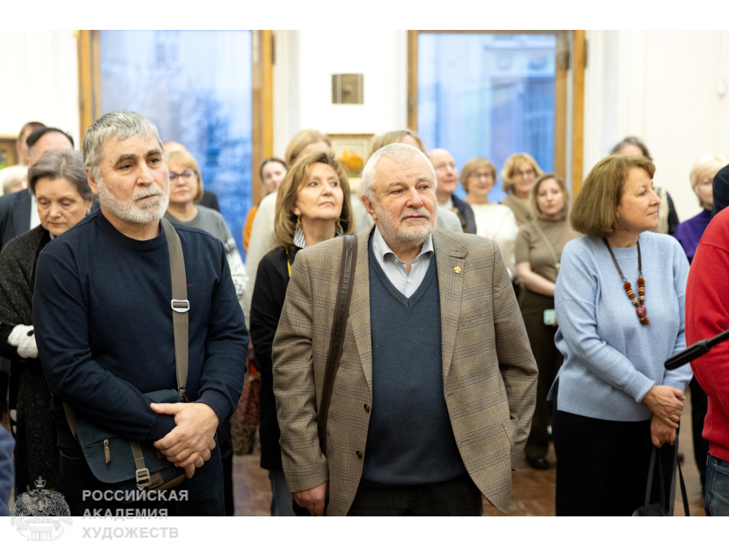 Гости выставки «Лавандовое море» Олега Путнина в РАХ. Фото: Виктор Берёзкин, пресс-служба РАХ