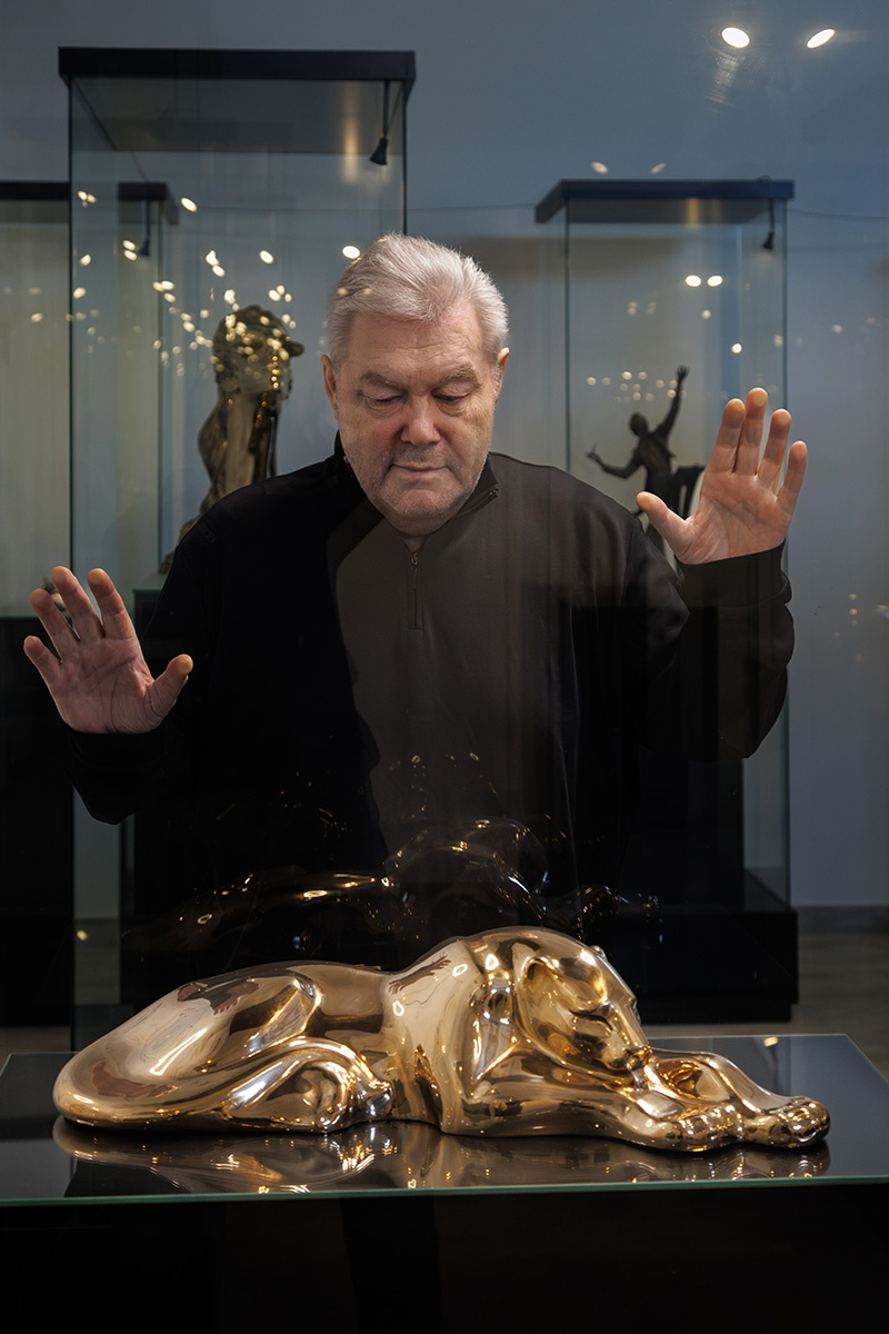 Скульптор Виктор Митрошин в своей галерее. Скульптура "Пантера" Бронза. Фото: Николай Копайгородский.