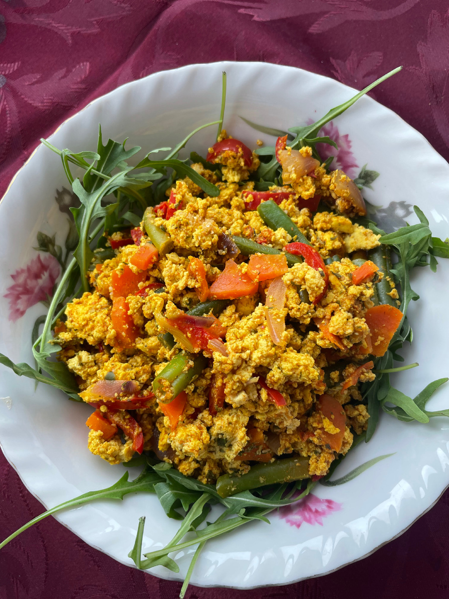Омлет с овощами и рукколой + кусочек цельнозернового хлеба - пример хорошего завтрака 