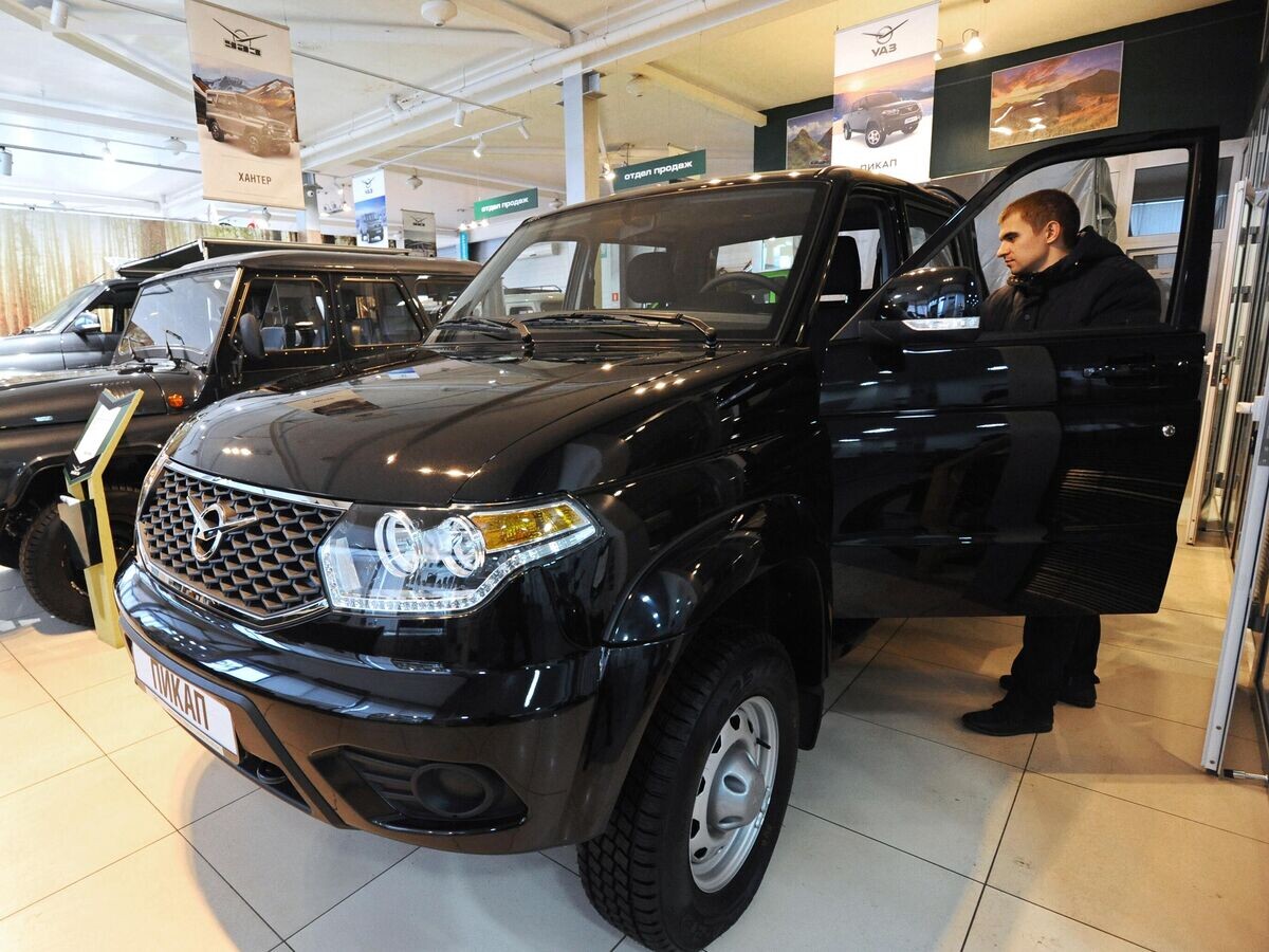    Покупатель осматривает автомобиль УАЗ "Пикап" в автосалоне УАЗ | © РИА Новости / Алексей Сухоруков