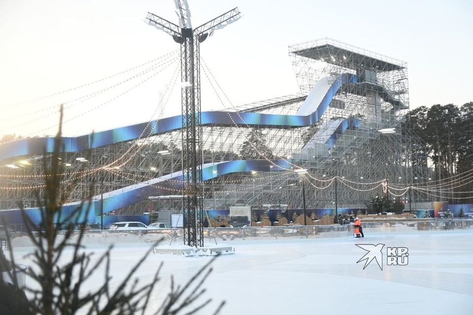    На горке два спуска: пониже и повыше Ольга ЮШКОВА