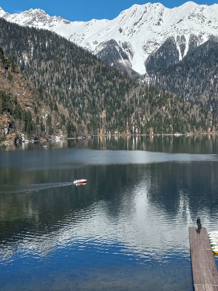    Абхазия. Озеро Рица.. Источник: Олеся Веселкова/"Толк"