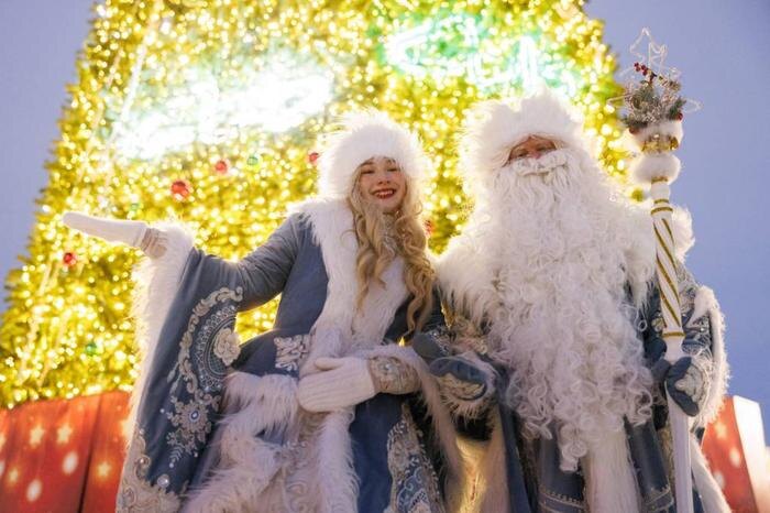 Сколько стоит вызвать Деда Мороза и Снегурочку на Новый 2026 год. Обложка © ТАСС / Сергей Елагин / Бизнес Online