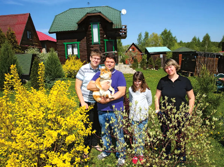 на фото Сергей Бабаев с семьей