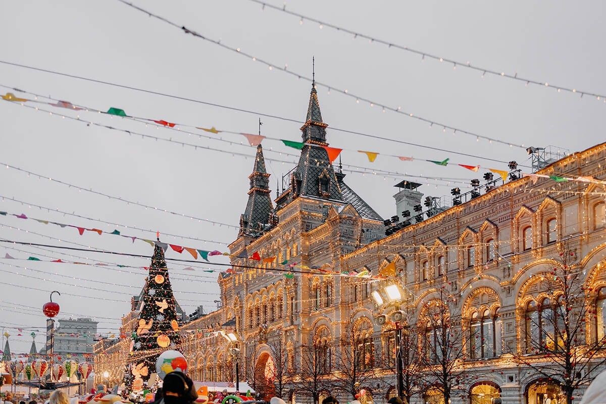 Во время шоппинга не забывайте наслаждаться праздничной атмосферой — следующее 31 декабря наступит только через год. Источник: eafaru / Shutterstock / FOTODOM📷
