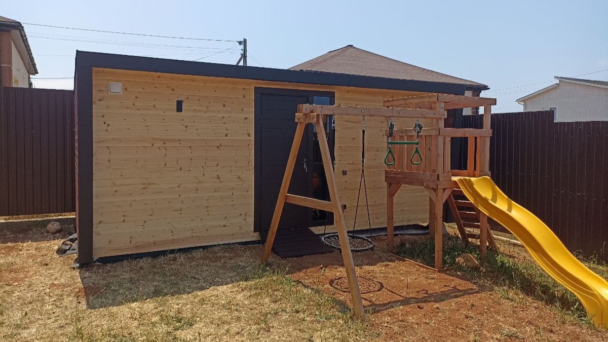 Возможно, если бы дверь перенесли влево, то и детская площадка бы не мешала.