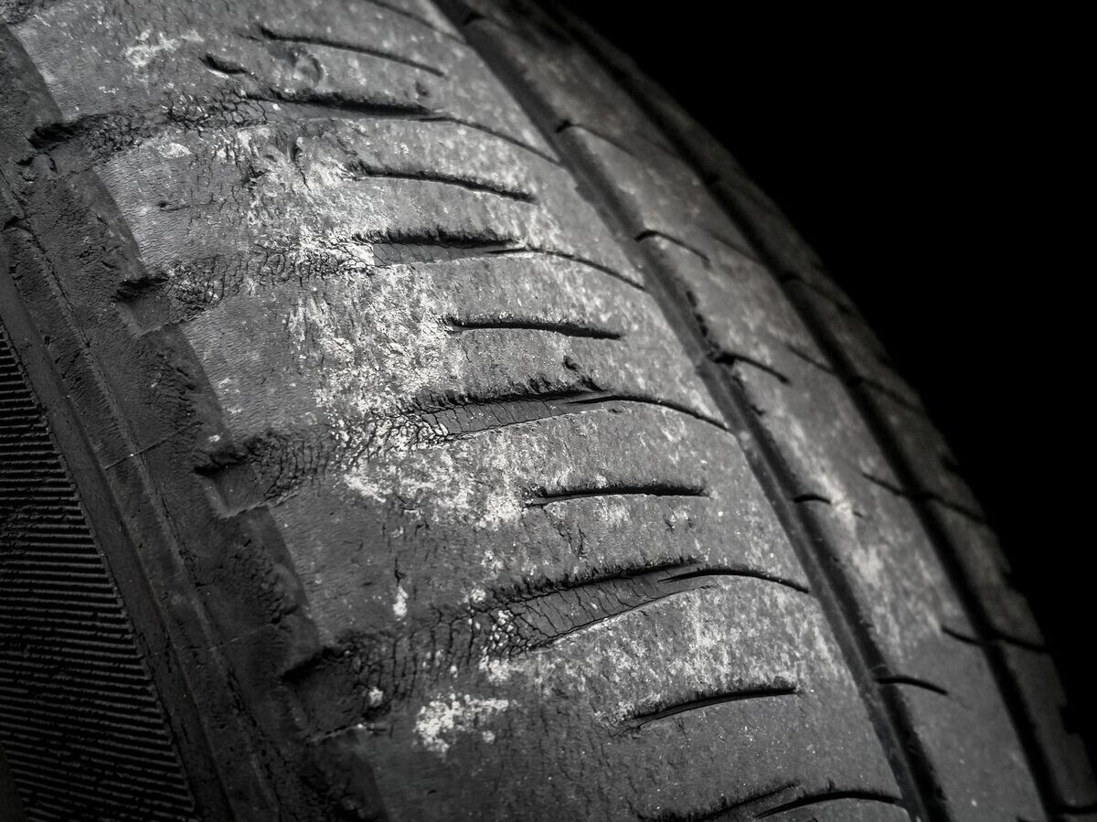    Изношенные шины | © iStock.com / Nitiphonphat