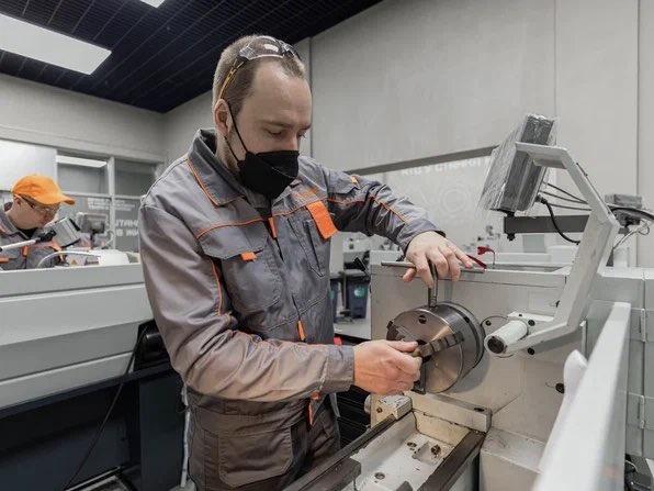 За универсальным токарным по металлу 