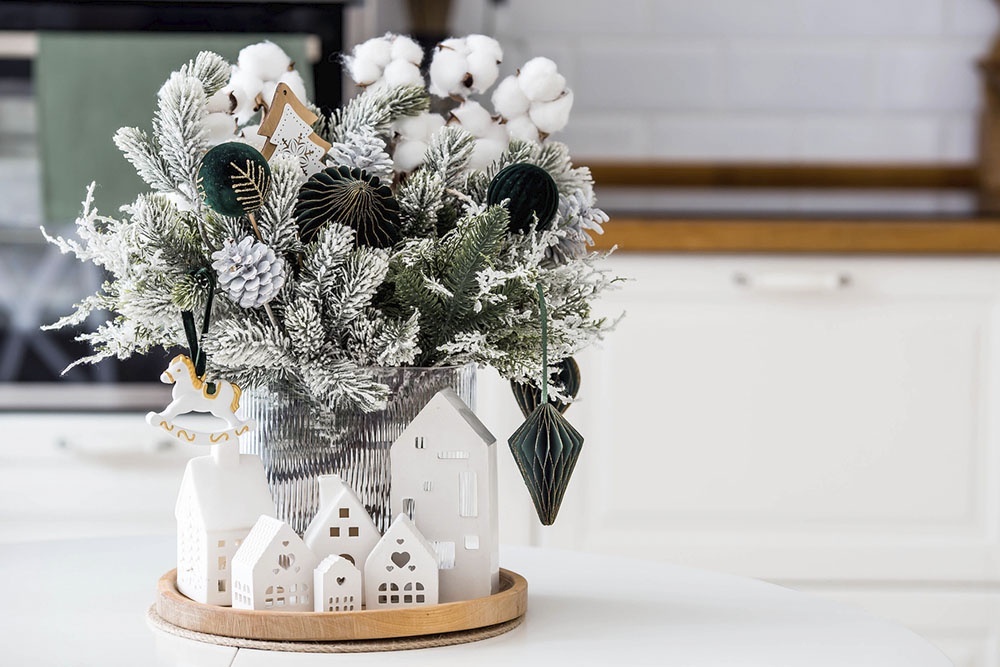    Можно сделать простую композицию в стеклянной вазе. Наполните ее веточками, украшенными самыми простыми игрушками / Фото: iStock