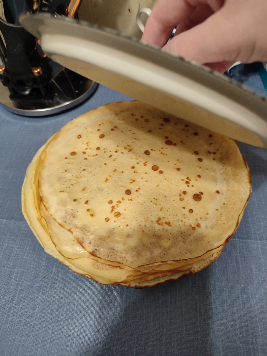 Это я в ожидании мужа ночью блинов напекла