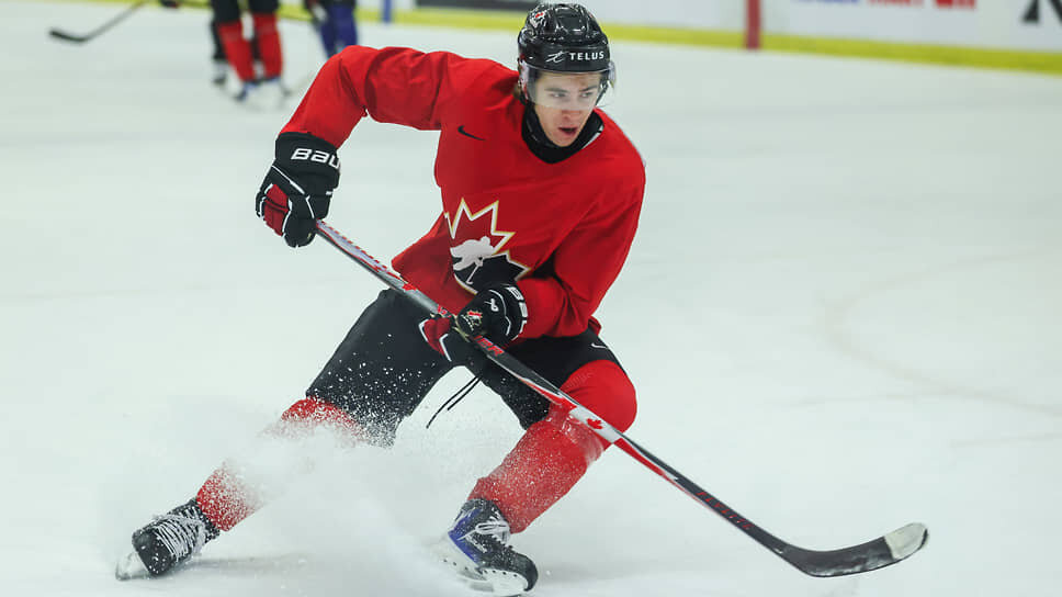 Состав сборной Канады на молодежном чемпионате мира под завязку наполнен талантливыми игроками вроде форварда Гэвина Маккенны.📷Фото: Nick Iwanyshyn / The Canadian Press / AP