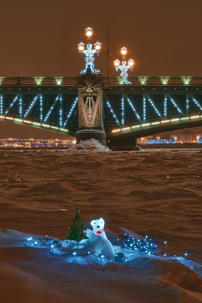 Чижик-пыик в новогоднем наряде  САнкт-Петербург  Из картинок Яндекса