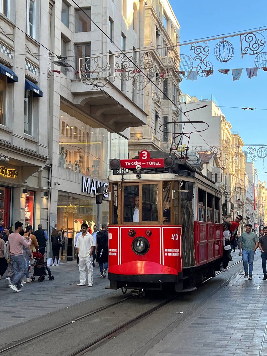 Тот самый красный трамвайчик на улице Истикляль