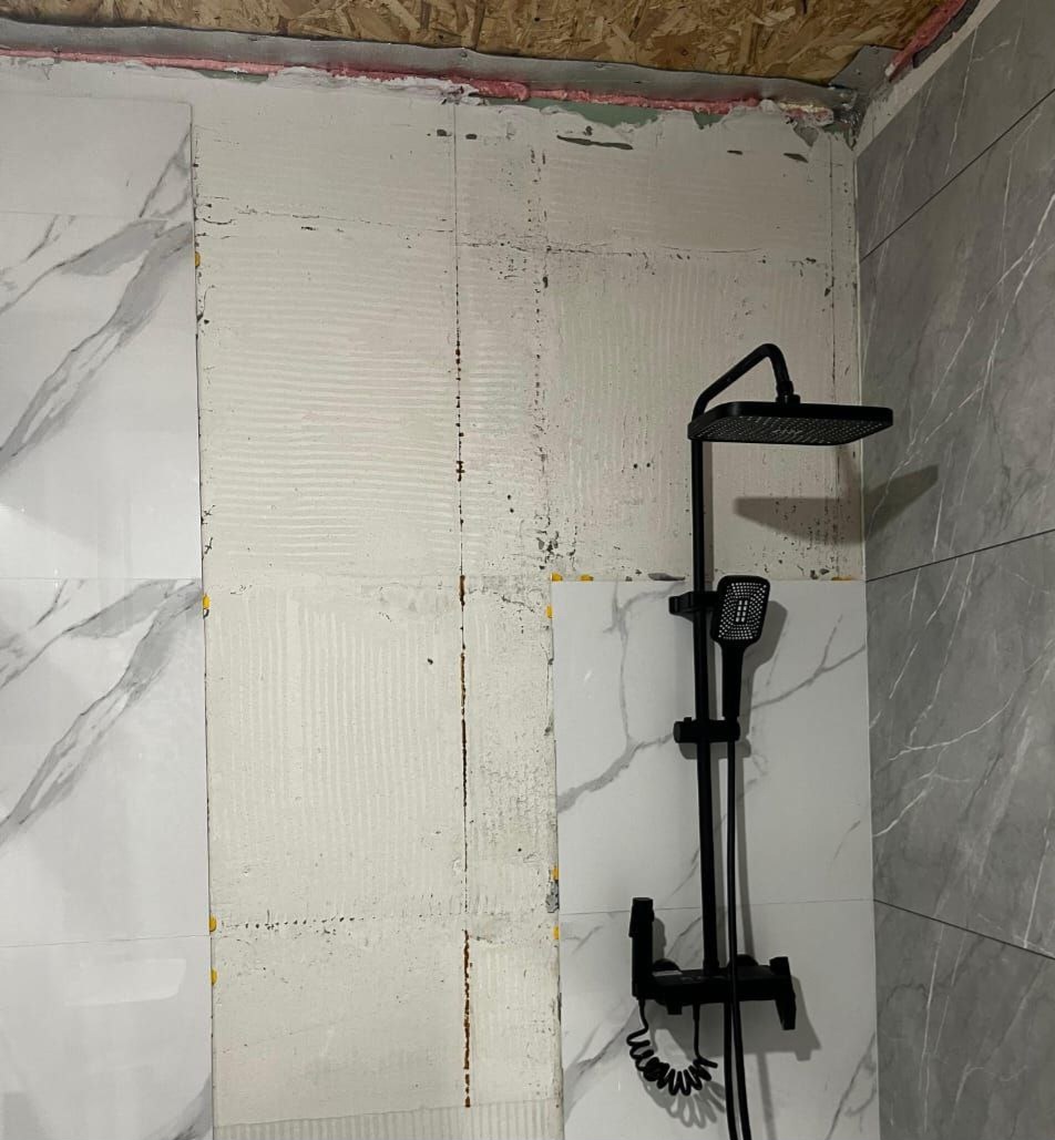 Гипсовая штукатурка на ГКЛ, без гидроизоляции облицована на цементный клей, в Ванной.. такого "мастерства" мир еще не встречал.