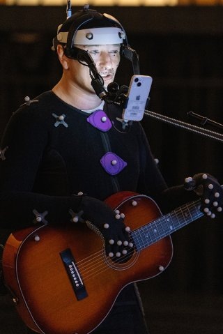    Чтобы работать с датчиками в пустой студии, от артиста требуется фантазия. Но так рождается аватар. / Фото: предоставлено организаторами