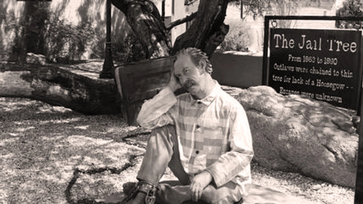 Дерево у тюрьмы в Уикенбурге сегодня является популярным туристическим местом.