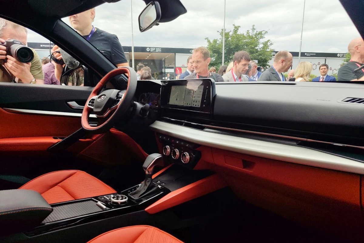    Автомобиль получит большое количество современных помощников и приятных опций. / Фото: Святослав Акимов