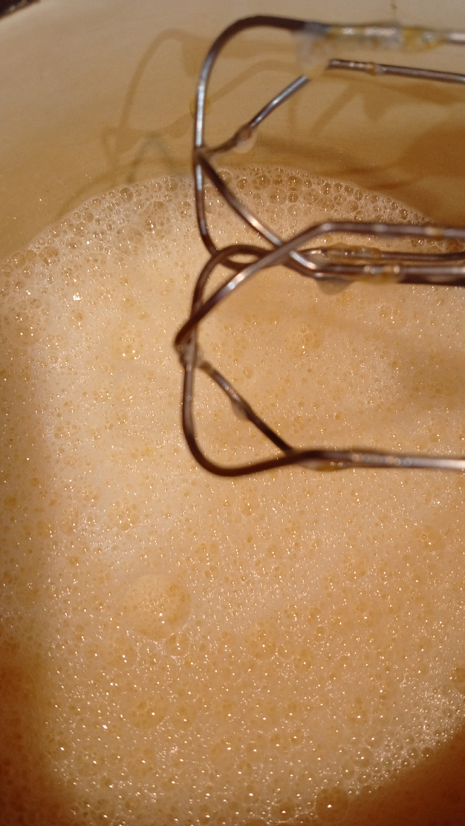 Вливаем молоко, перемешиваем. Фото автора.