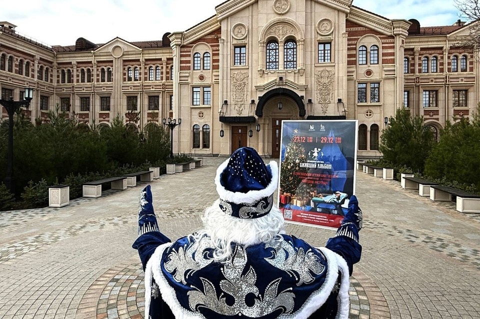    Севастопольская детская школа искусств приглашает гостей на игры и хороводы рядом с новогодней елкой. Фото: t.me/dshisev