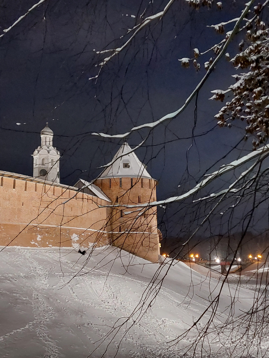 Архитектурный ансамбль Новгородского кремля – Федоровская башня и часозвонница Сергиевской церкви. →