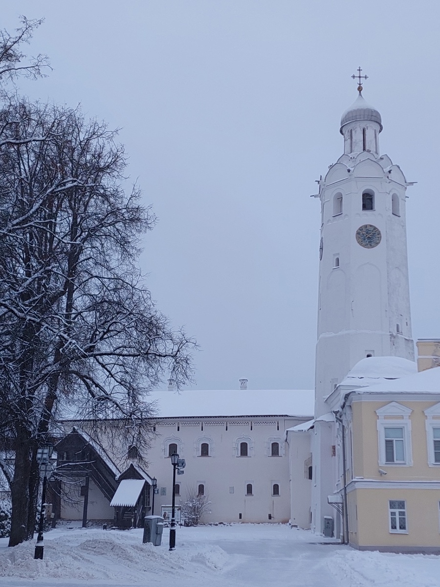 Архитектурный ансамбль Новгородского кремля – Лихудов корпус, Иоановский корпус (Грановитая или Владычная палата) часозвонница Сергиевской церкви. →