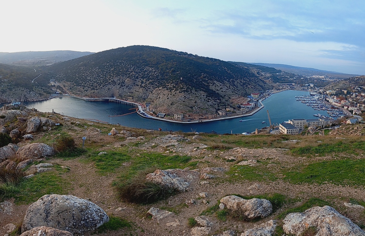 Вид на балаклавскую бухту со стороны крепости Чембало.