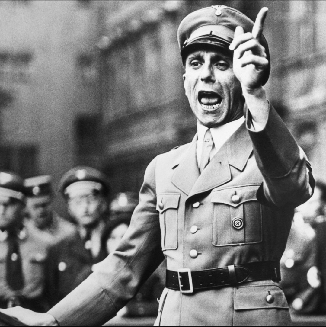 Геббельс выступает в берлинском Люстгартене, 25 августа 1934 года. 