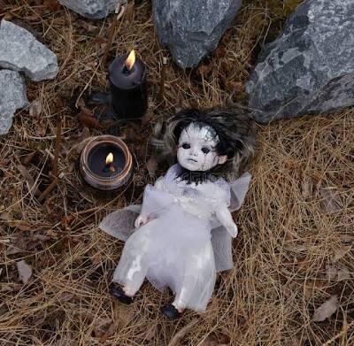 Изображение взято с интернет ресурса https://ru.dreamstime.com/%D1%81%D1%82%D1%80%D0%B0%D1%88%D0%BD%D0%B0%D1%8F-%D0%BA%D1%83%D0%BA%D0%BB%D0%B0-voodoo-%D1%81-%D1%87%D0%B5%D1%80%D0%BD%D1%8B%D0%BC%D0%B8-%D1%81%D0%B2%D0%B5%D1%87%D0%B0%D0%BC%D0%B8-image115794595