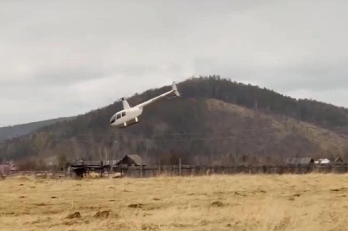    Вертолет попал на видео одного из туристов.