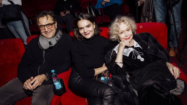 88-летняя Немоляева впервые за долгое время вышла в свет с сыном и внучкой