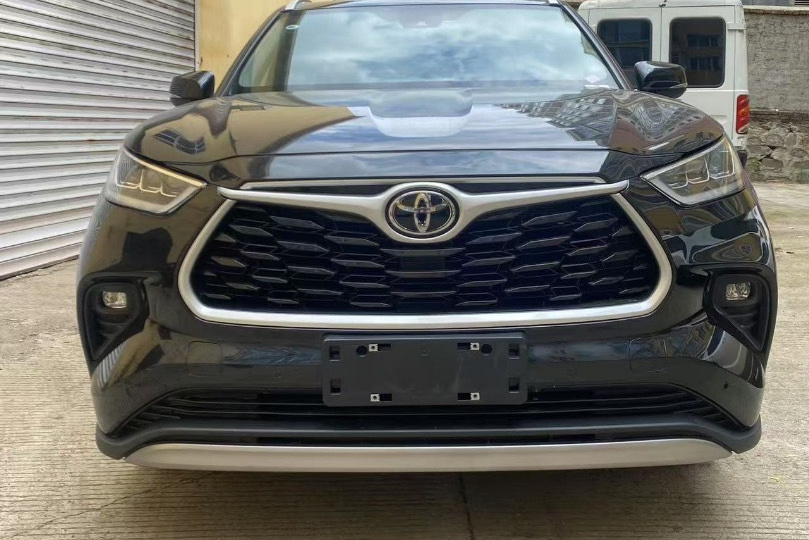 Купил в Китае для заказчика почти новый Toyota Highlander.