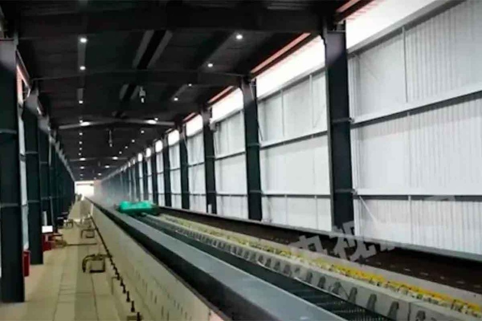    В КНР разогнали многотонный вагон на магнитной тяге до 700 км/ч за 2 секунды Кадр видео