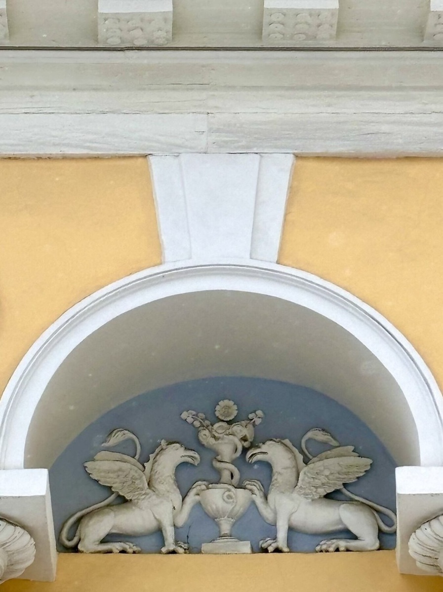 Деталь в арочной нише