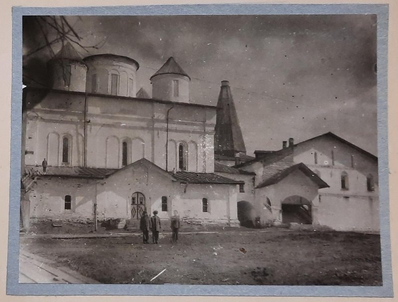 Общий вид Троицкого собора и Благовещенской церкви Антониево-Сийского монастыря. 1946 год. Собрание государственного научно-исследовательского музея архитектуры имени А.В. Щусева.