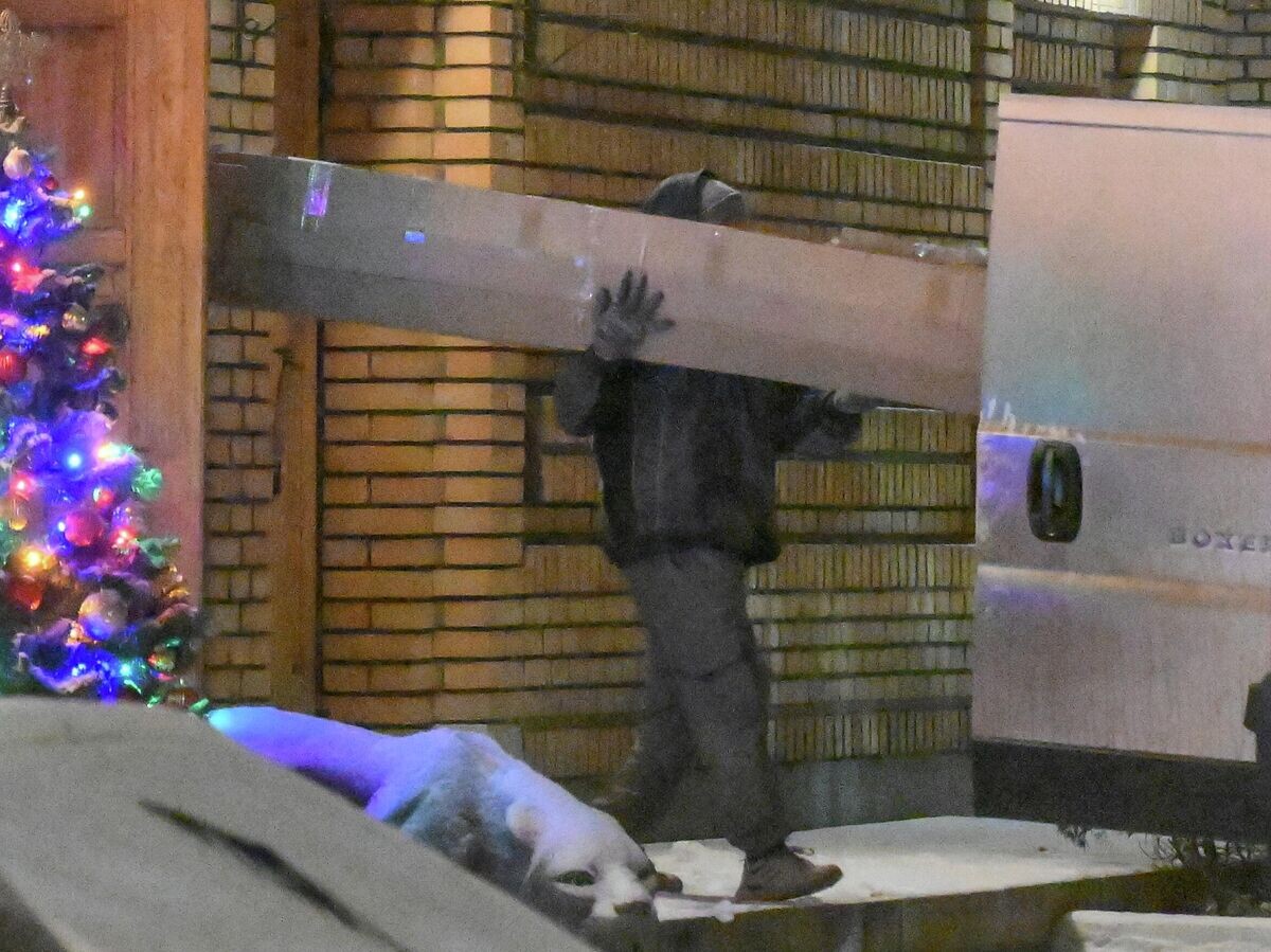    Предположительно, перевозка вещей певицы Ларисы Долиной, из бывшей квартиры в Хамовниках после решения суда о ее выселении | © РИА Новости / Юрий Кочетков