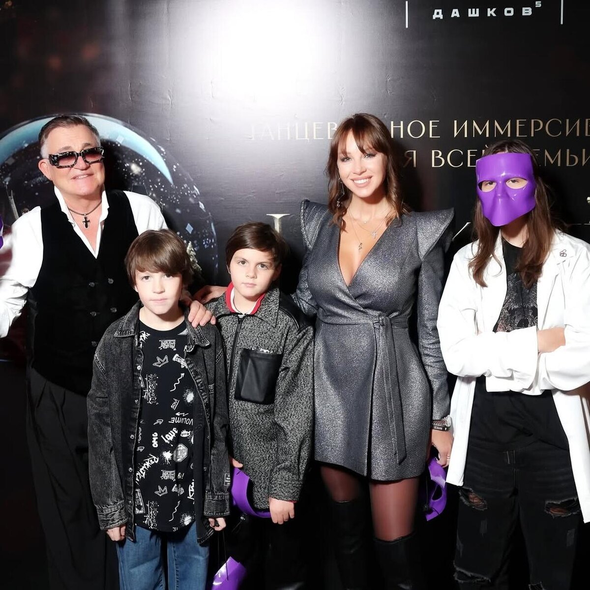    Дмитрий и Полина Дибровы с детьми Социальные сети