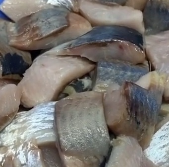 Нарезаем селёдку на порционные кусочки, фото авторское
