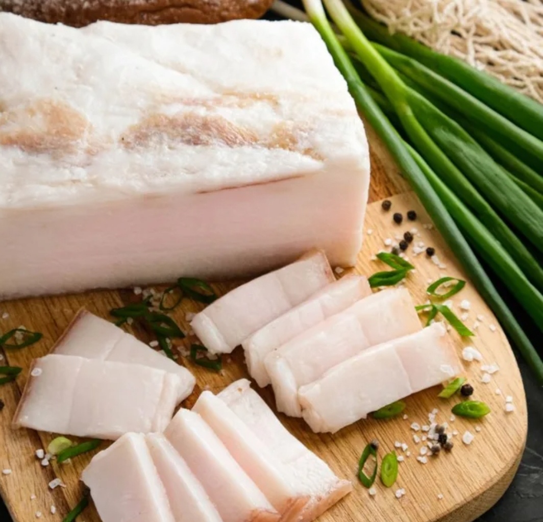 Как правильно засолить сало                      1. Выбор сала: для засолки выбирайте сало с мясной прослойкой или без неё — это дело вкуса. Сало должно быть свежим, без посторонних запахов.2. Подготовка сала: сало нужно нарезать на куски удобного размера, например, брусками толщиной 5–7 см. Удалить лишний мусор и остатки щетины, если есть.                                                                     3. Выбор соли: используйте крупную каменную соль. Йодированная соль может испортить вкус сала.                         4. Приготовление рассола или смеси для засолки:* Рассол: вскипятите воду, добавьте соль (на 1 литр воды — около 10 ст. л. соли), а также специи по вкусу (лавровый лист, чёрный перец горошком, чеснок и т. д.). Остудите рассол до комнатной температуры.                                Сухая засолка: смешайте соль со специями в глубокой посуде.                       5. Засолка в рассоле: поместите сало в рассол так, чтобы оно было полностью покрыто жидкостью. Сверху можно поставить гнёт. Оставьте сало в рассоле на 3–7 дней в зависимости от толщины кусков.* Сухая засолка: натрите куски сала смесью соли и специй, уложите в ёмкость слоями, пересыпая каждый слой солью. Накройте ёмкость и оставьте сало солиться на 3–10 дней в зависимости от ваших предпочтений.                                     6. Хранение: после засолки сало необходимо просушить и хранить в холодильнике или в морозильной камере.                                                               7. Проверка готовности: готовность сала можно определить по его вкусу и текстуре. Если сало достаточно просолилось, оно будет иметь характерный вкус и плотную текстуру.Обратите внимание, что время засолки может варьироваться в зависимости от размера кусков и ваших предпочтений. Экспериментируйте и находите свой идеальный рецепт!