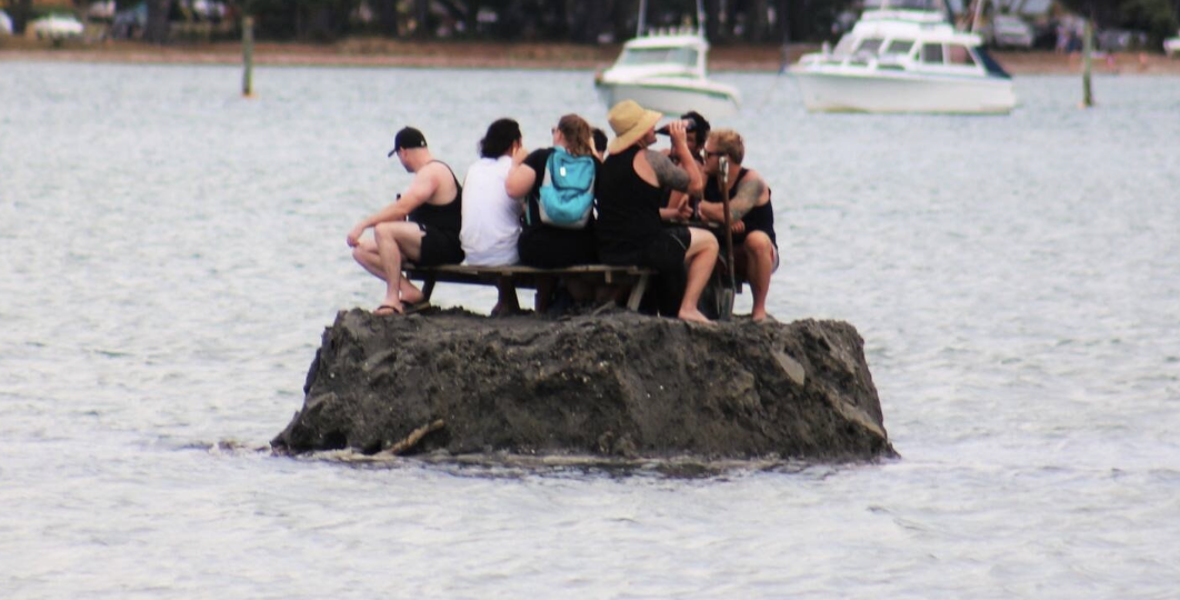 В Новой Зеландии мужчины построили остров, чтобы выпить на Новый год