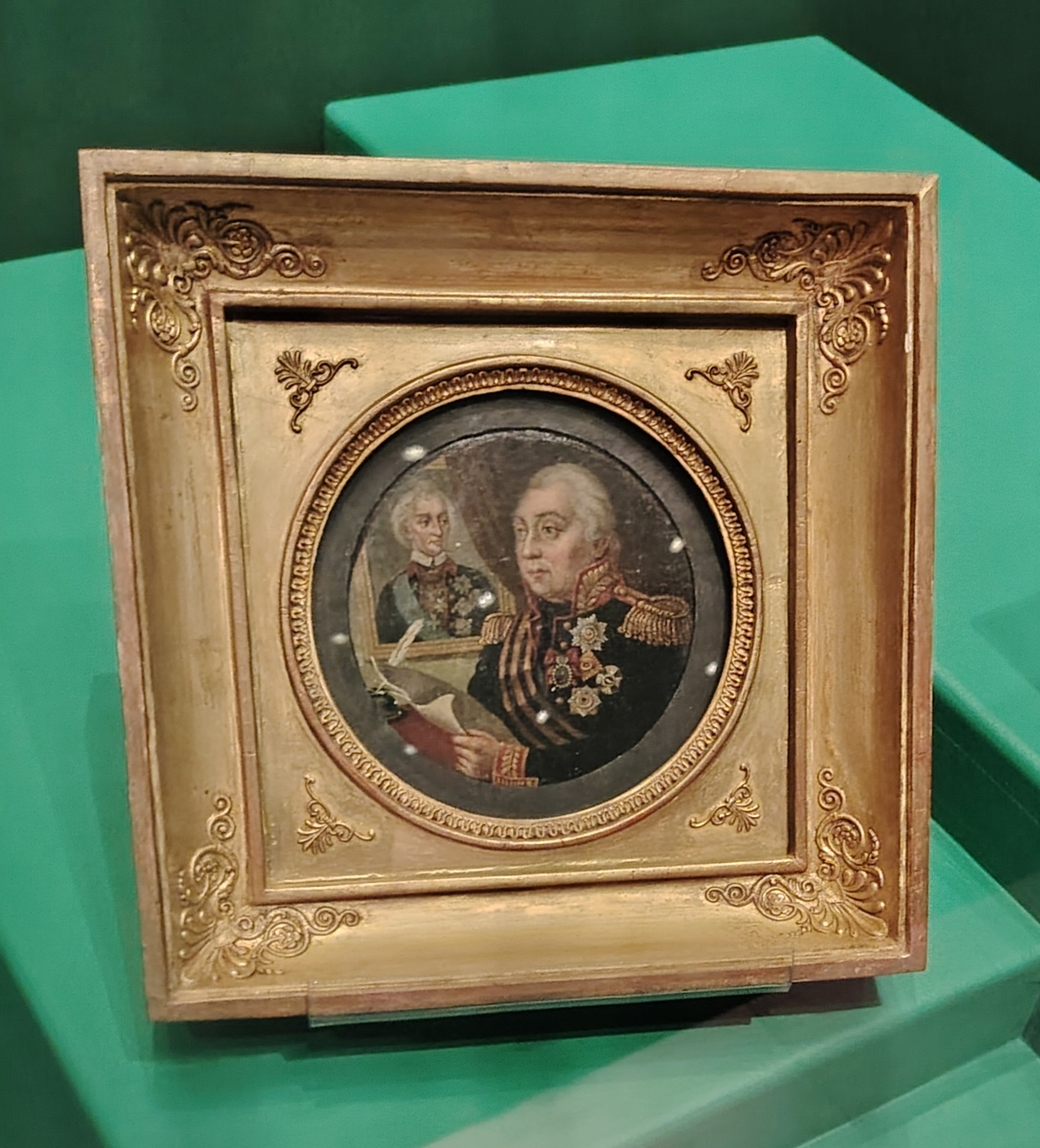 М. И. Голенищев-Кутузов на фоне портрета А. В. Суворова. Неизв. худ. с ориг. М. И. Теребенева, 1813. Музей-панорама "Бородинская битва"