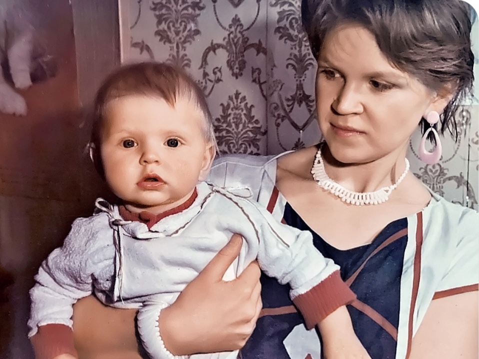 Аня в детстве с мамой 