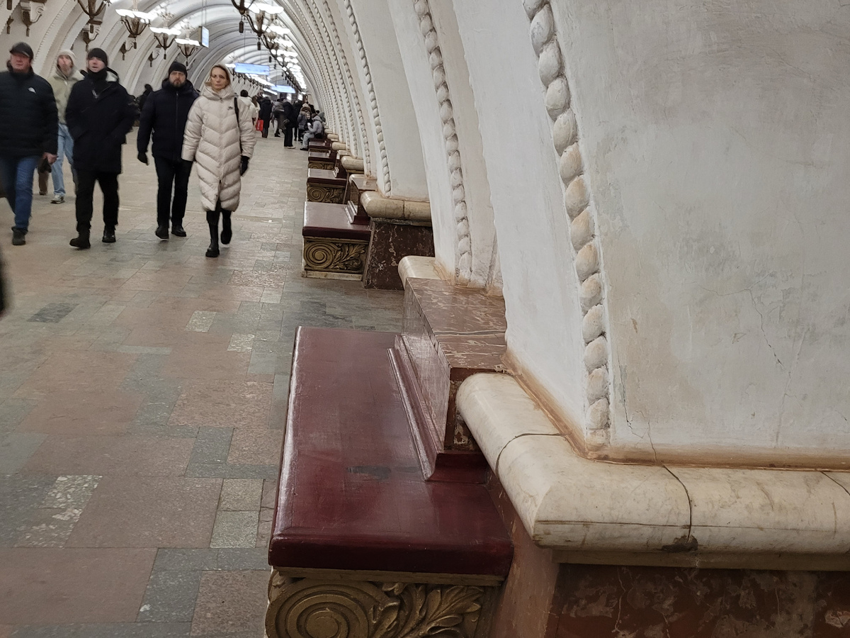 Возле этих скамеек мы встречались, а сейчас они пустые.